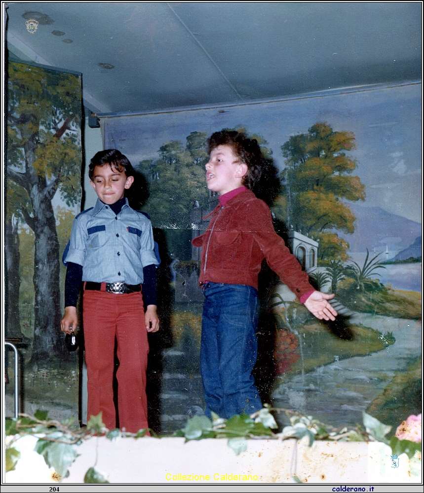 Gianluca De Rosa e Rino Vernucci - recita alla Festa della Mamma 1977.jpeg