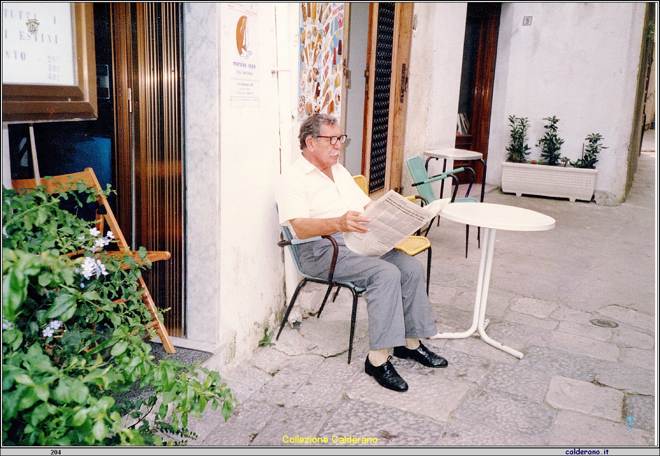Papa' al bar con il giornale.jpeg