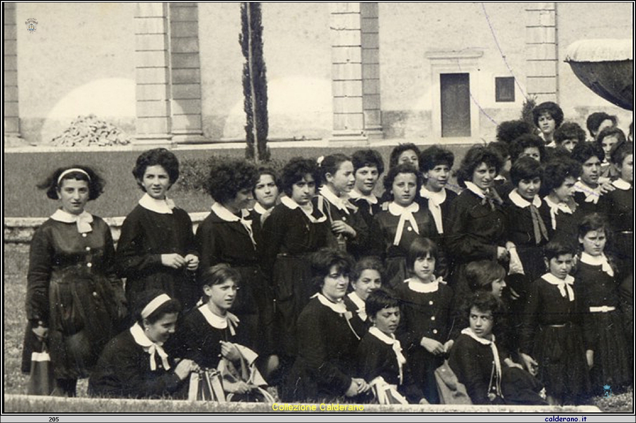 Alunne della Scuola media a Padula A.jpg