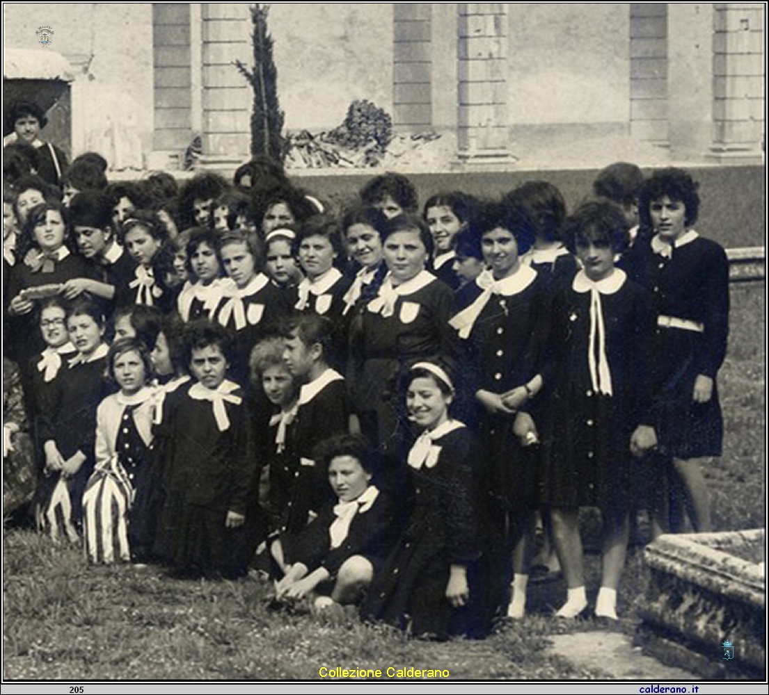 Alunne della Scuola media a Padula C.jpg