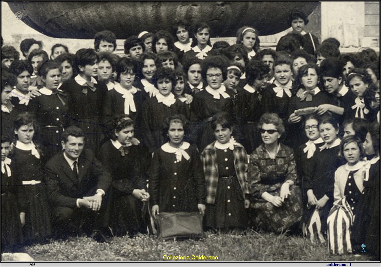 Alunne della Scuola media a Padula con la Preside Letizia Labanchi.jpg