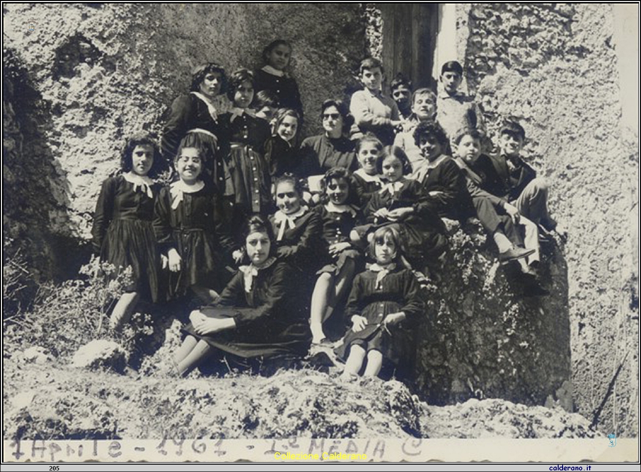 Alunni della Prima Media con Lidia Del Viscio a San Vito.jpg