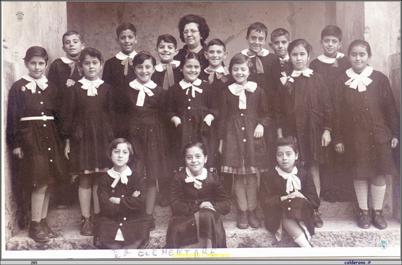 Alunni della V^ Elementare con la maestra Ada Sessantuno.jpg