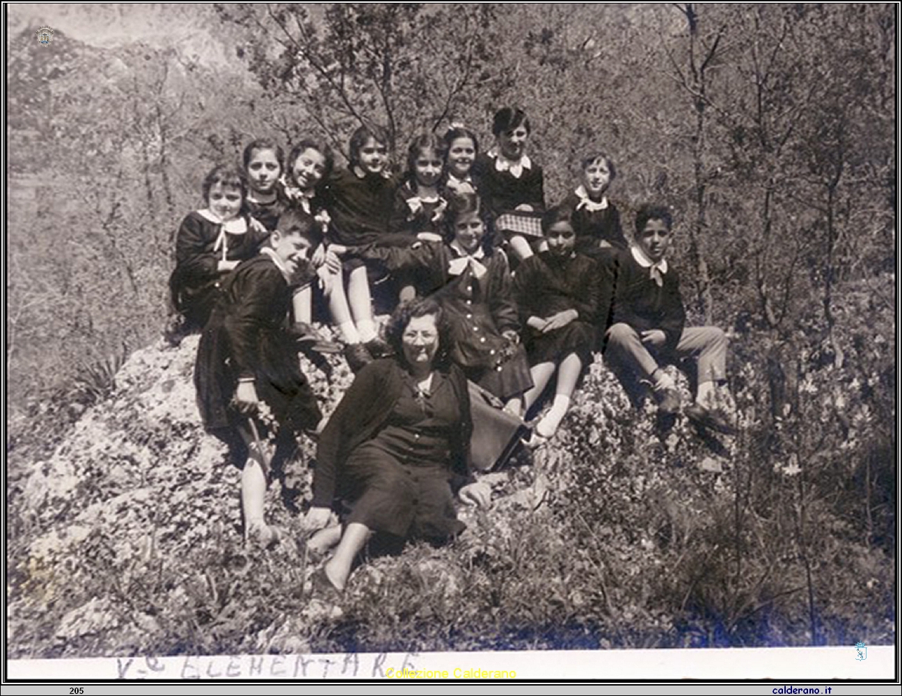 Alunni di Quinta Elementare con la maestra Ada Sessantuno.jpg