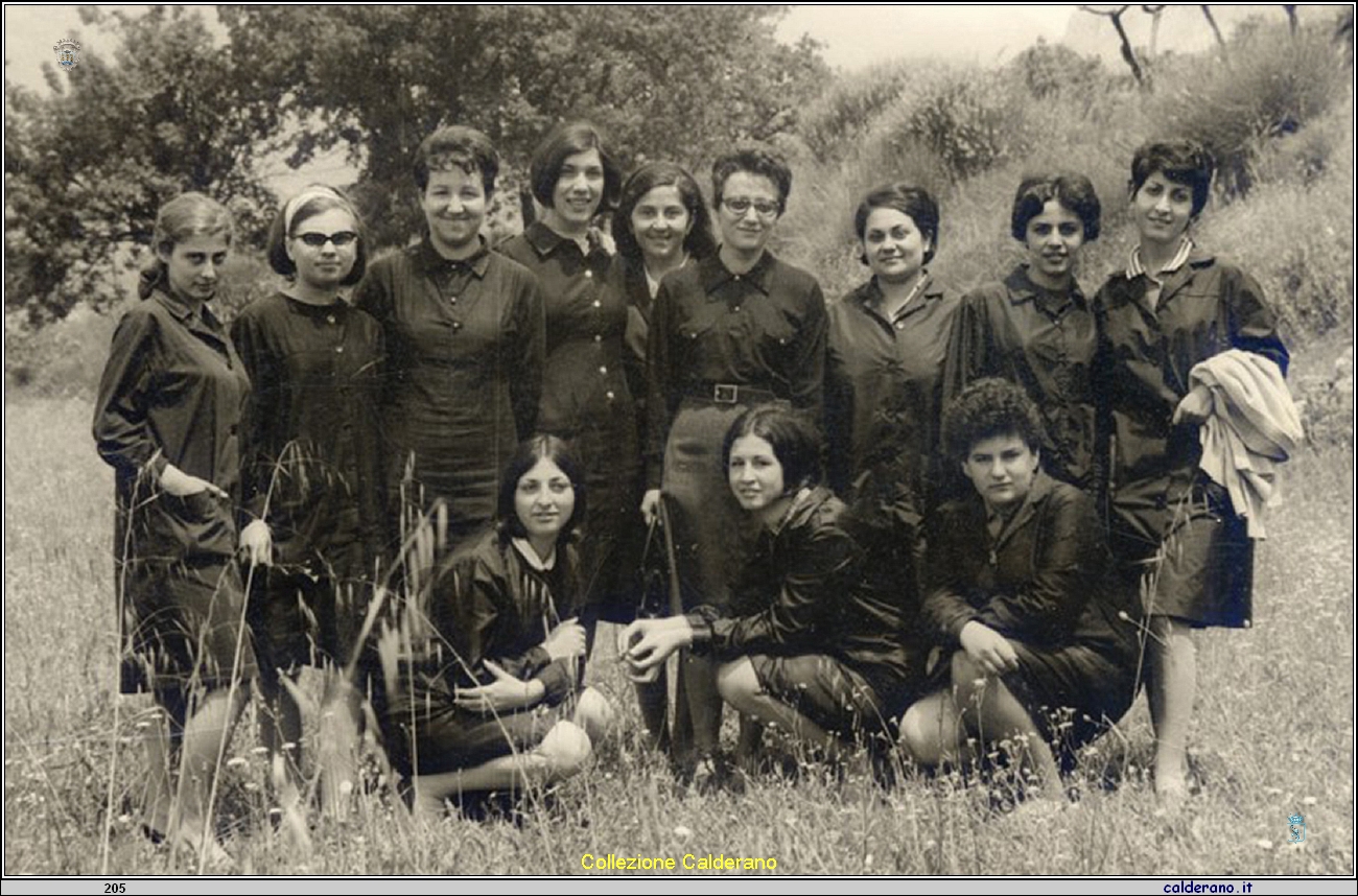 Anita Zammarrelli con alunne del Magistrale 1966.jpg