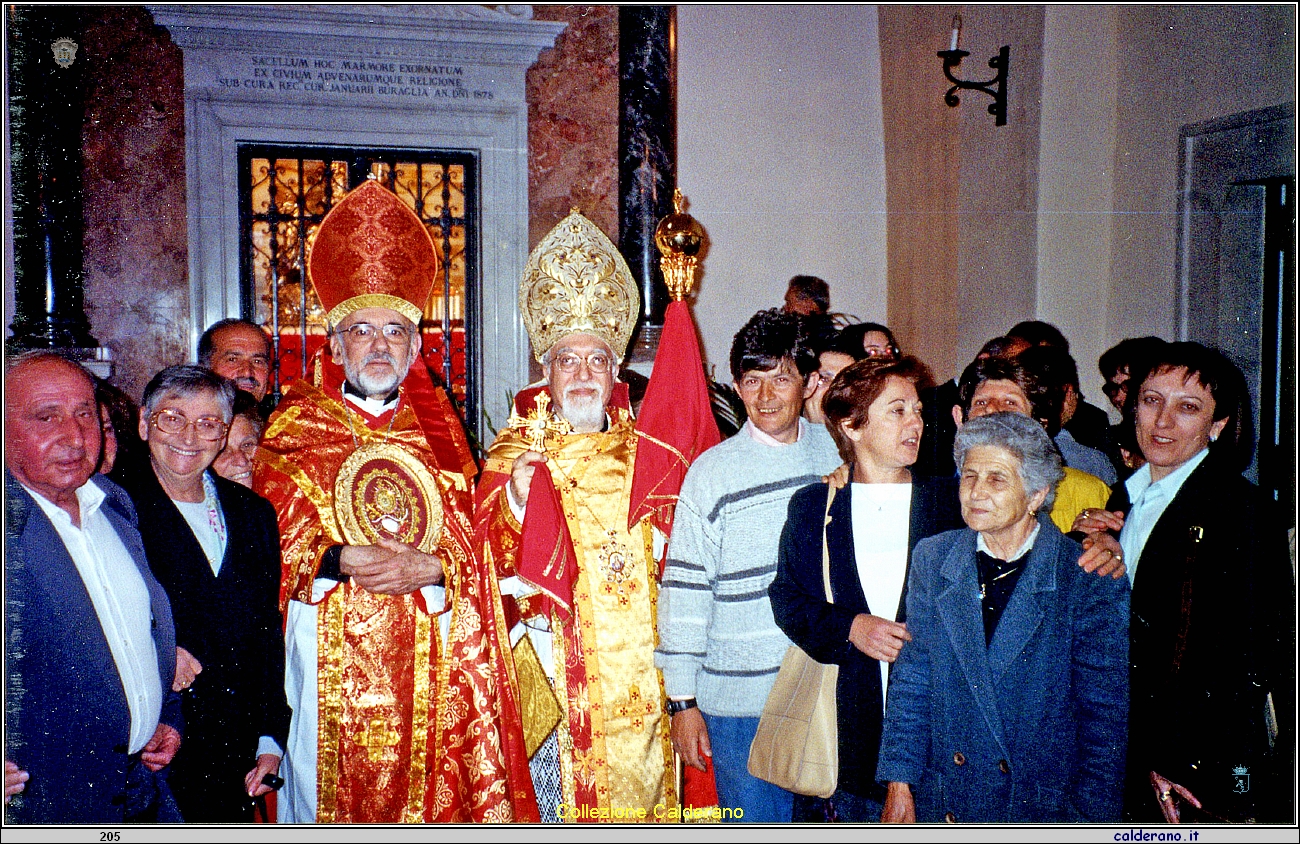 Fedeli di Maratea con Nerses Bedros XIX Patriache de Cilicie des Armensies Catholiques 2001.jpg