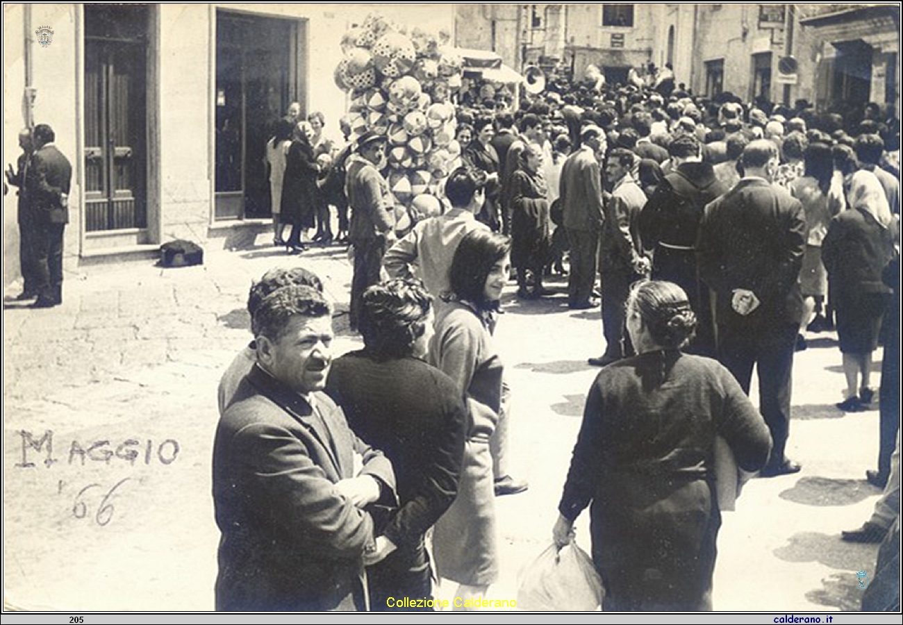 Festa di San Biagio 1966 - In primo piano Vincenzo Martino Cuffaro.jpg