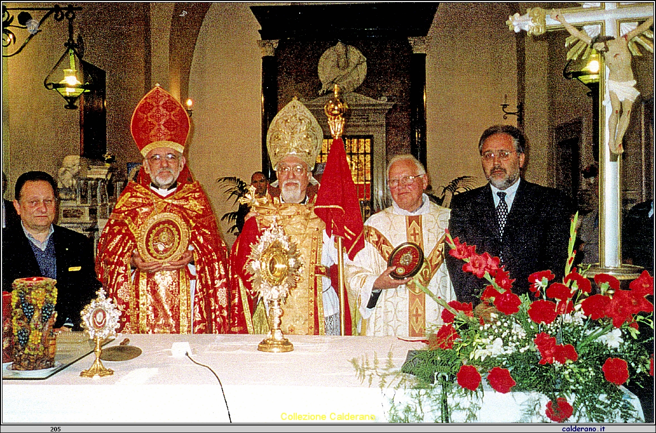 Luigi Pastorino, Don Gennaro Pacelli e il Sindaco Schettino con S.E. Nerdes Bedros XIX Patriarca degli Armeni Cattolici della Cilicia - 2001.jpg