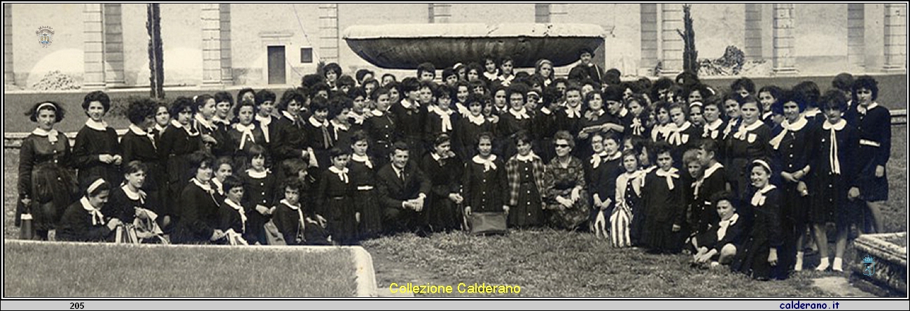 Panoramica delle Alunne della Scuola media in gita a Padula.jpg