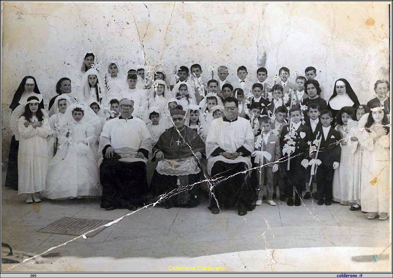 Prime Comunioni con il Vescovo Federico Pezzullo.jpg