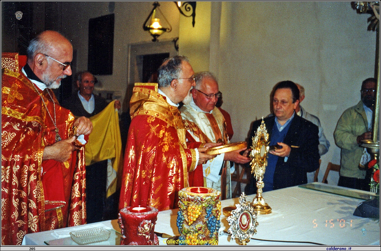 S.E. Nerdes Bedros XIX Patriarca degli Armeni Cattolici della Cilicia, riceve dal Luigi Pastgorino il Medaglione ricordo - 2001.jpg