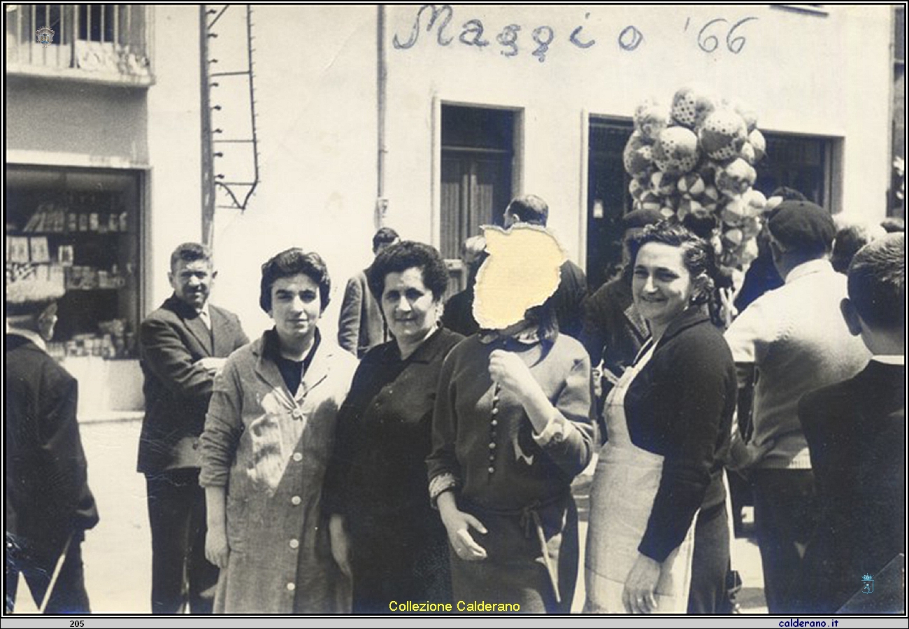 Sabato di San Biagio con Vincenzo Martino Cuffaro, Carmela Avigliano Zietta, Annunziata Meo Avigliano, Maria Avigliano e Francesca Mazzeo Avigliano - 1966.jpg