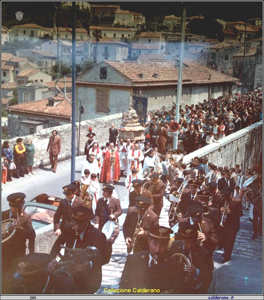 San Biagio 1974 alla salita del Carro Funebre.jpg