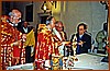 S.E. Nerdes Bedros XIX Patriarca degli Armeni Cattolici della Cilicia, riceve dal Luigi Pastgorino il Medaglione ricordo - 2001.jpg