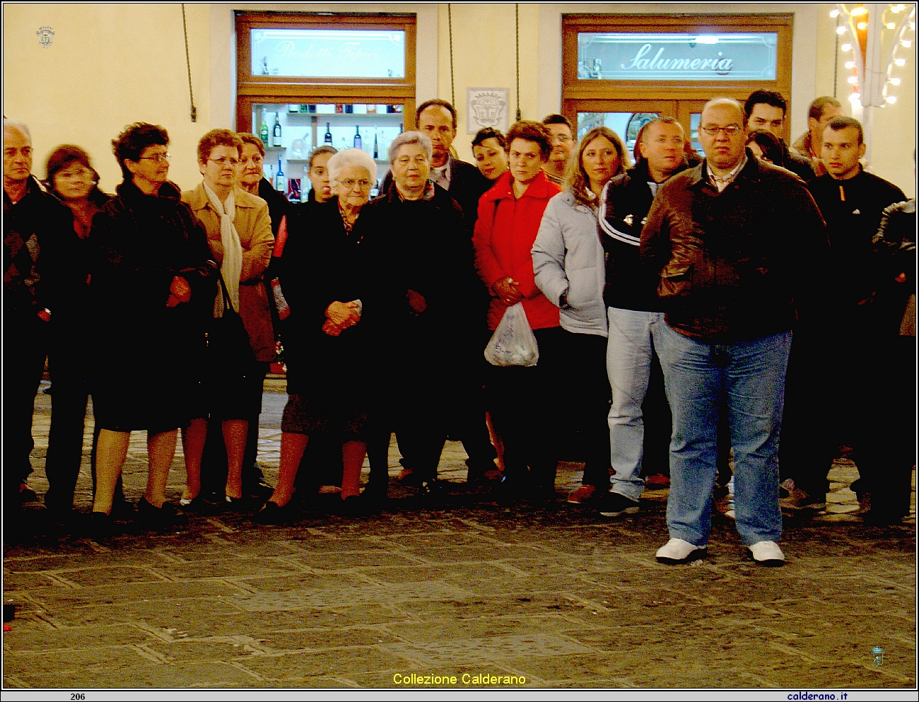 Ascoltatori in Piazza al Giovedi' della Festa di San Biagio  11-05-2006 DSC03023.JPG