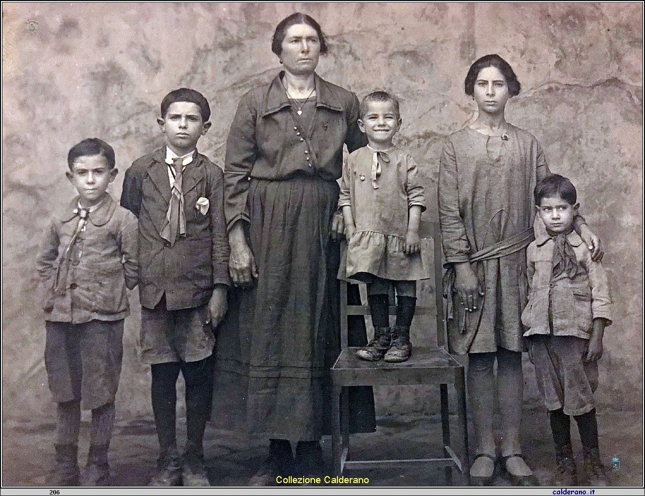 Fratelli Corazzini con la mamma Carmela Caino - Francesco, Giovanni, Giuseppe, Maria e Antonio.jpg