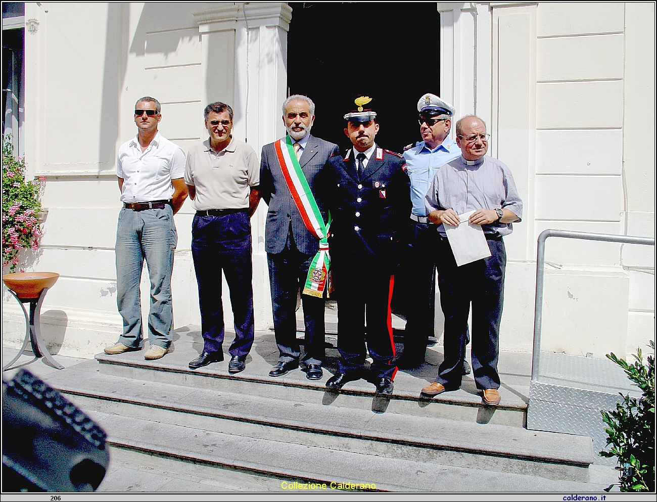 Il Sindaco Francesco Ambrosio aspettando la Banda Musicale Citta' di Bracigliano 11-08-2005 (21).JPG