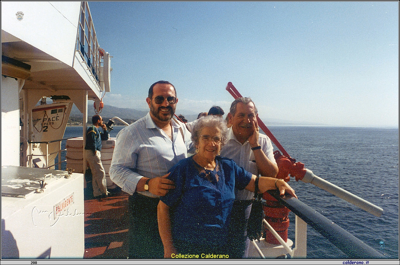 Sul traghetto con Mamma e Papa.jpg