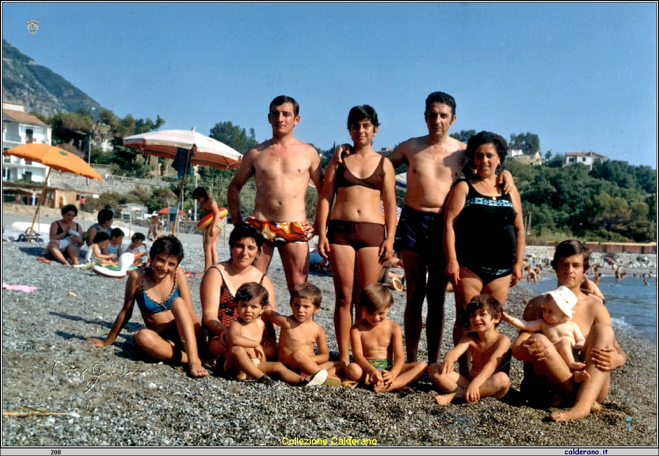 Sulla spiaggia a Fiumicello 1974.jpg