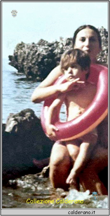 Fabio Gentile in braccio alla sua Mamma Maria Fantasia.jpg