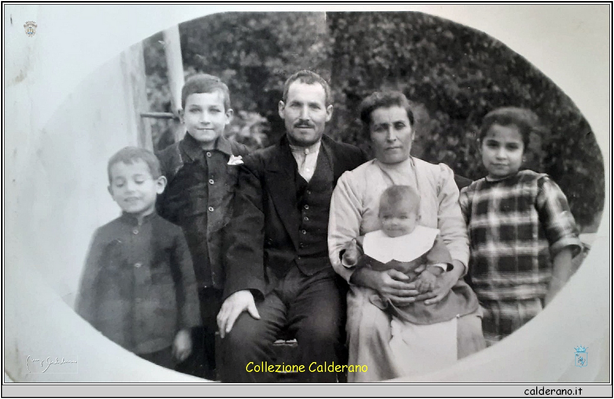 Famiglia Vittorini - anno 1928 Antonio, Giuseppe, Teresa Faraco, Rosa, Francesco e Anna.jpg