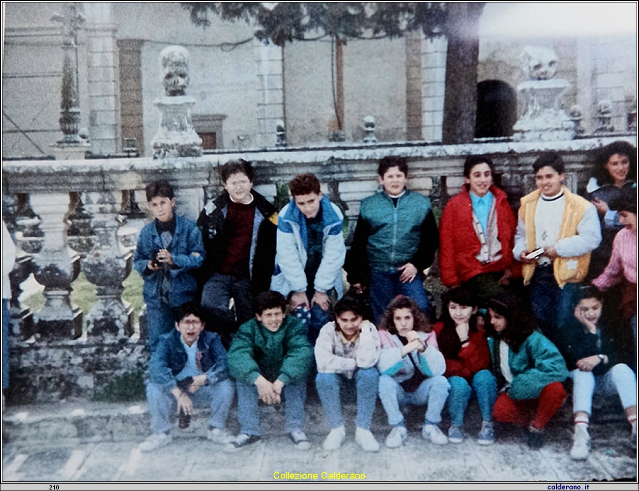 Ragazzi della Scuola Media in gita alla Certosa di Padula.jpg