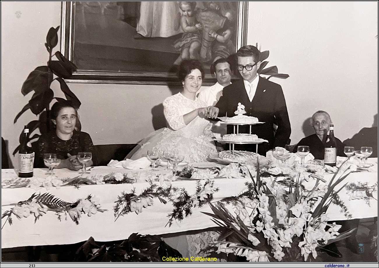 Matrimonio di Emilia Calderano e Nicola Feminella - il taglio della torta 09-07-1962.jpg