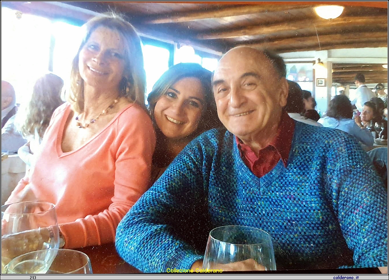 Wanda Auriemma con la figlia Stefania e il marito Tonino Quarantana.jpg