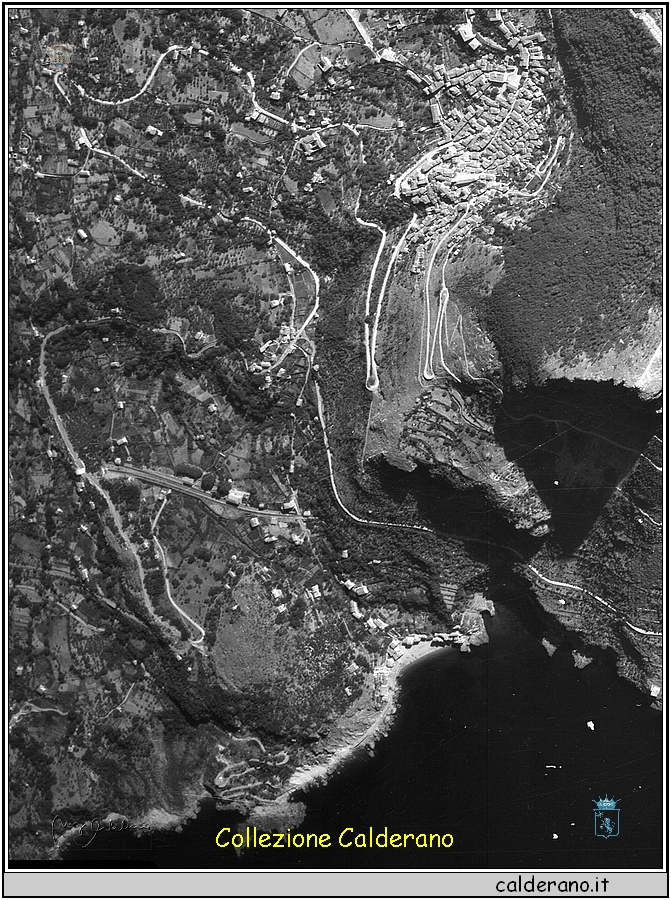 Foto aerea degli Alleati del 1943 del Paese e del Porto.jpg