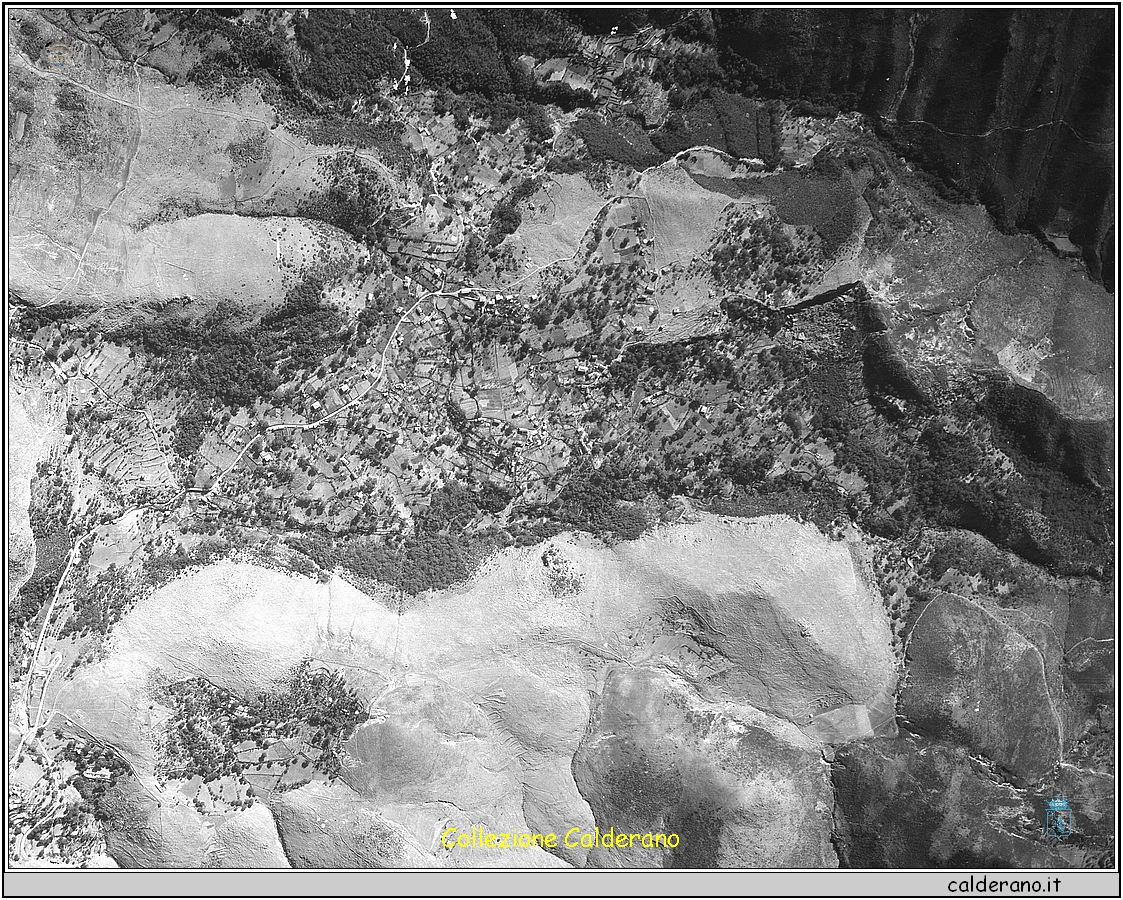 Foto aerea degli Alleati del 1943 di Massa.jpg