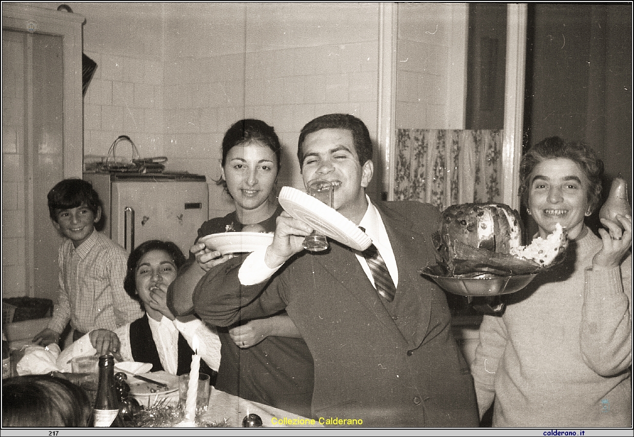 Brindisi e il panettone con Raffaele, Gina e Maria Avigliano, Francesco Gambardella e Carmela Zietta Avigliano img475.jpg