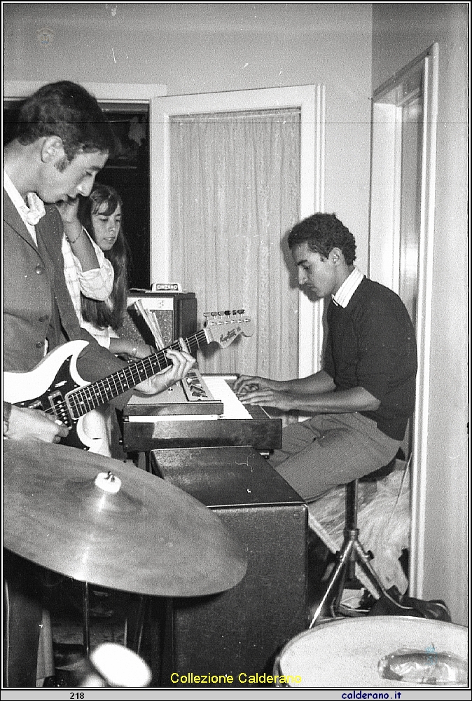 Alla tastiera Manlio Schettini e alla chitarra Ettore Maestri img607.jpg
