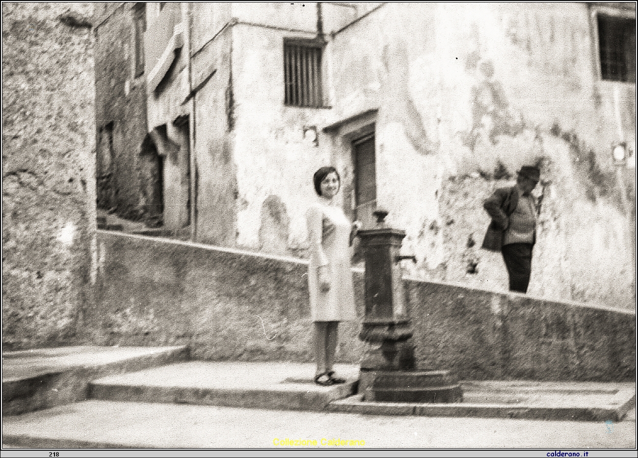 Gina Avigliano alla fontana img739.jpg