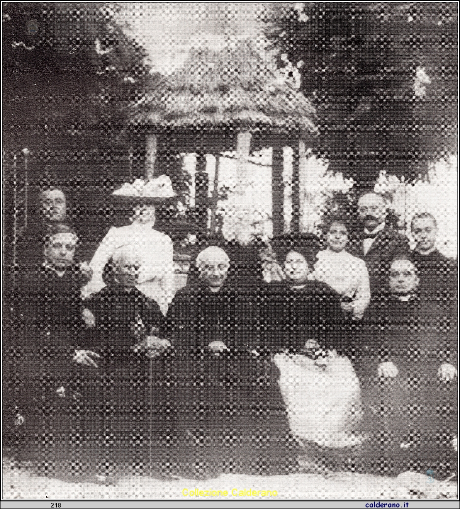 S.E. Il Cardinale Mons. Casimiro Gennari con parenti ed amici.jpeg