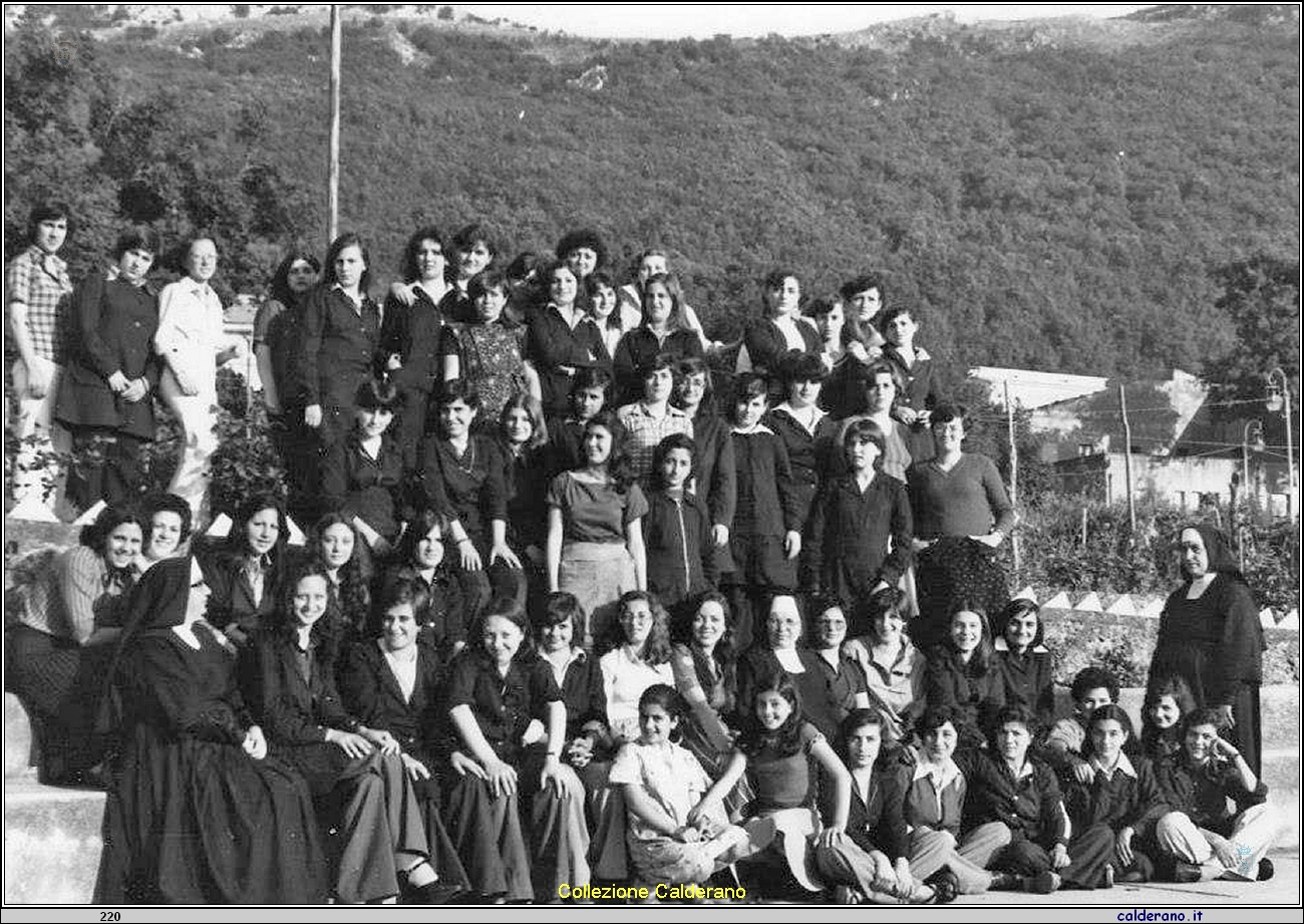Alunne dell'Istituto Magistrale 1978.jpg