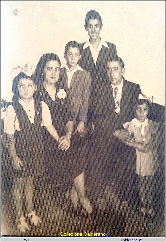 Antonio Liberatore con la moglie Flora Gambardella e i figli Adriana, Franco, Luigino e Rosellina .jpg