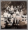 Rosetta e le bambine alla Madonnina di Lourdes.jpg