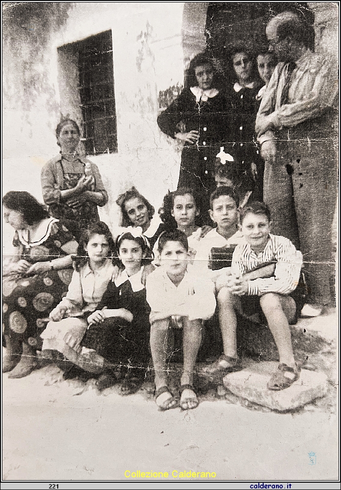 A casa di Ada Sessantuno i suoi alunni e il fratello Alberto.jpg