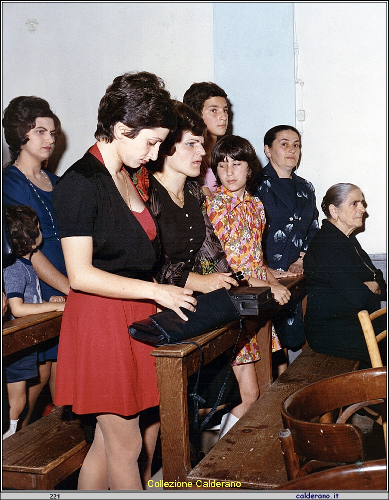In Chiesa Gilda Ignacchiti, Gina Avigliano, Rita Limongi, Bice Avigliano, Pinita Foglia, Maria Mazzeo e Luigina Pesce 09-06-1973 MB 041.jpeg
