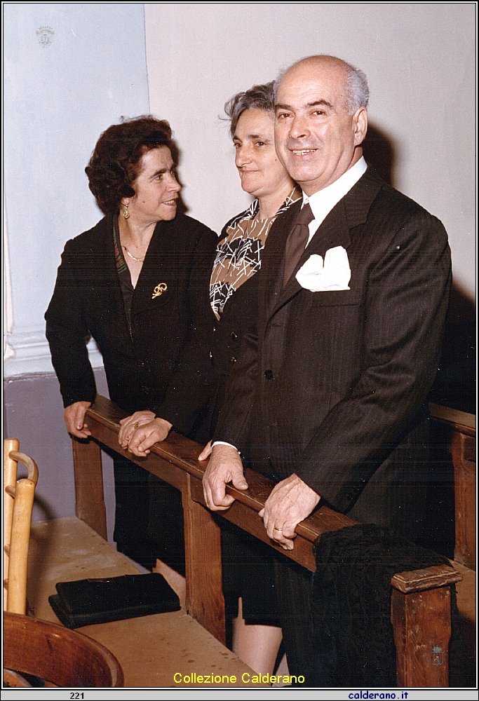In Chiesa Giuseppina Liberatore, Franca Mazzeo e Gigino Avigliano 09-06-1973 MB 040.jpeg