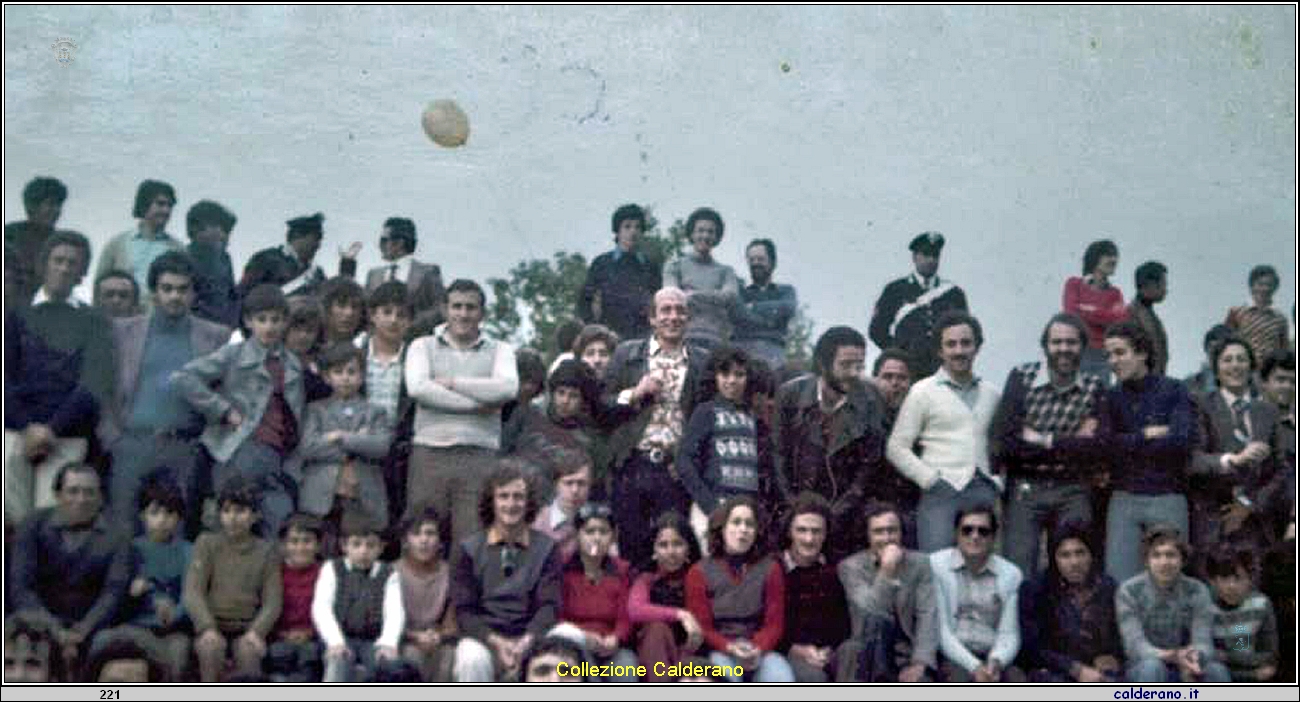 Pubblico di Maratea nel al Campo Sportivo di San Nicola 1975.jpg