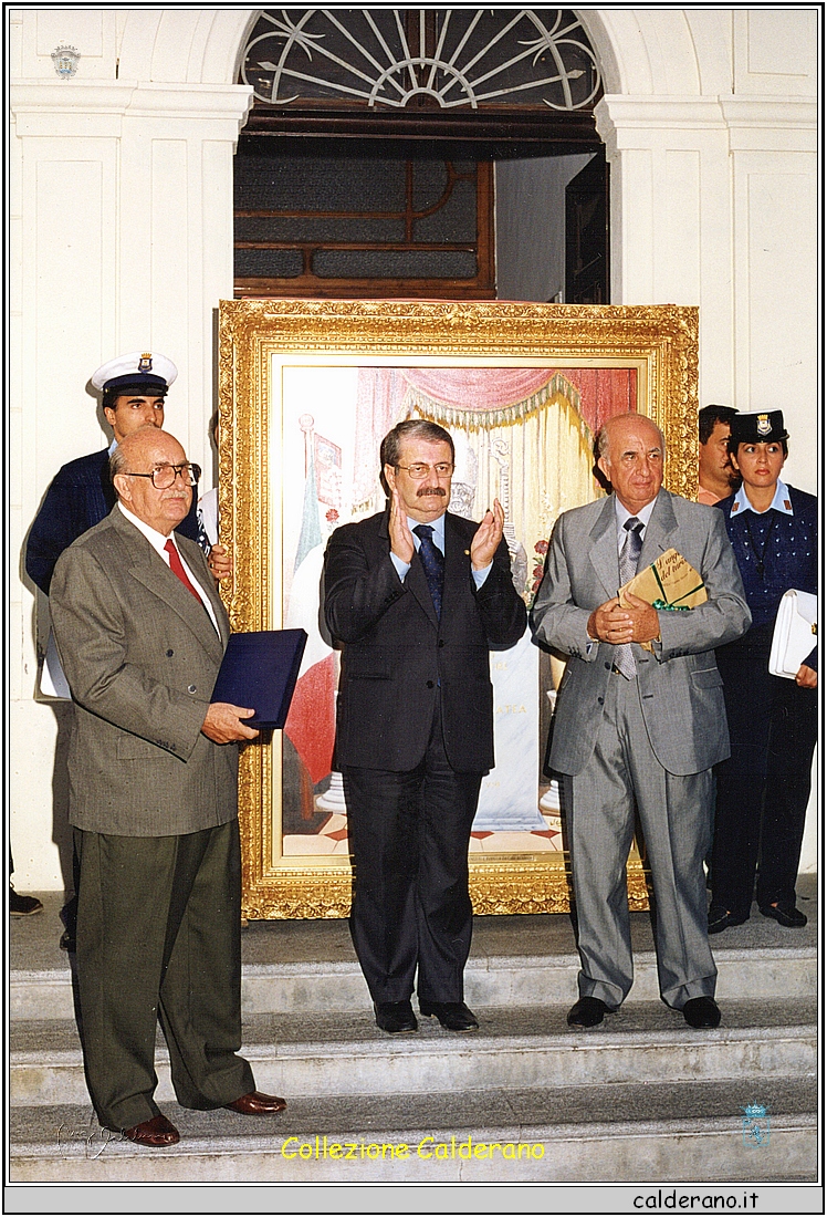 Biagio Zaccaro e Biagio Ignacchiti offrono e consegnano al Sindaco Mario Di Trani il quadro di San Biagio.jpeg