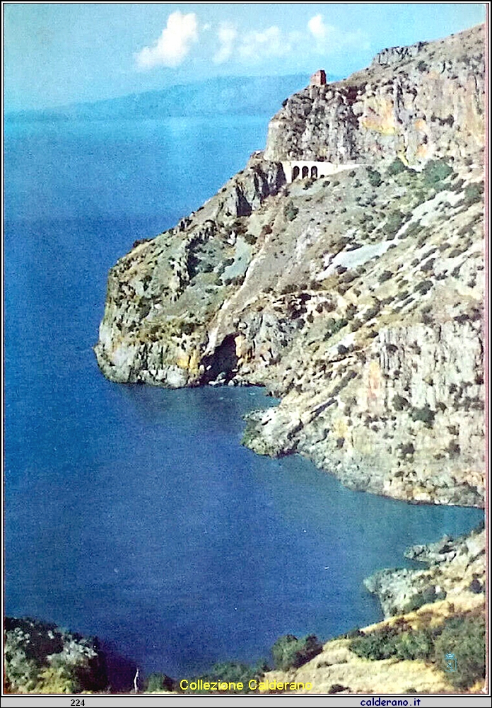 Cartolina - Costa Tirrenica della Lucania - Il grandioso strapiombo di Punta delle Grive con l'antica Torre - 1960.jpg