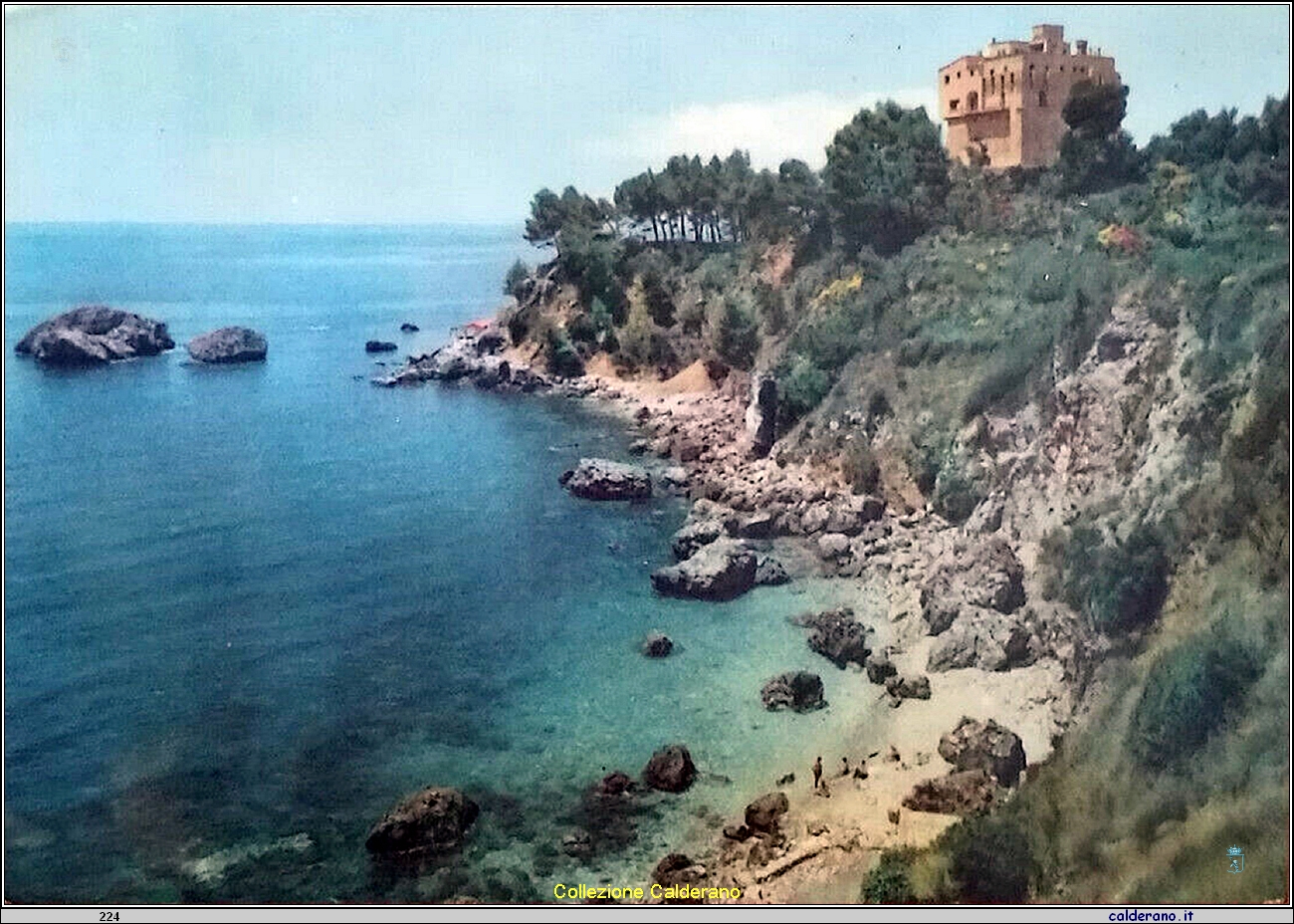 Cartolina - Costa Tirrenica della Lucania - Punta Santavenere e l'antica Torre Capitana - ora trasformata in residenza privata - 1959.jpg