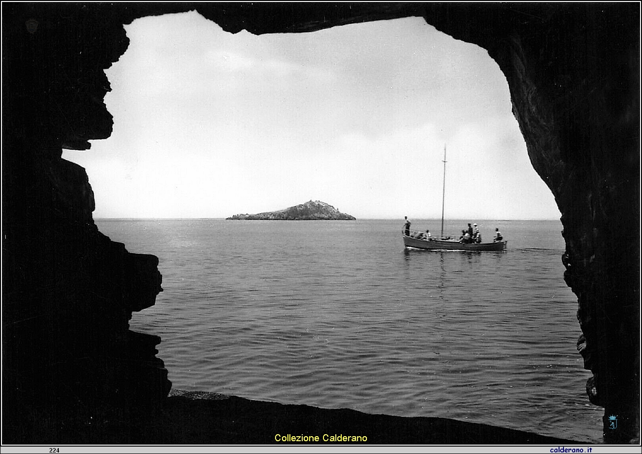 Cartolina - La gemma del Mezzogiorno - L'isolotto di Santo Janni nell'arco di una delle molte grotte che movimentano la pittoresca scogliera .jpg
