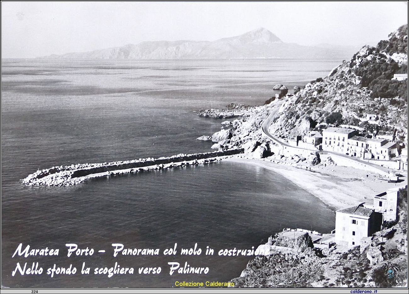 Cartolina - Porto - Panorama col molo in costruzione - Nello sfondo la scogliera verso Palinuro - Prop. Art. Foto Mario Brando 1963 .jpg