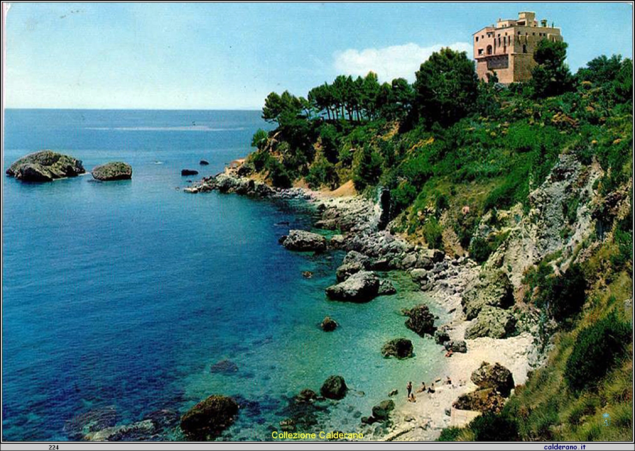 Cartolina - Punta Santavenere con la cinquecentesca Torre Capitana - Impresa Turistica Golfo di Policastro 1969.jpg