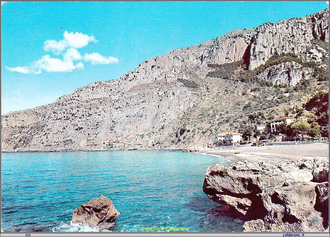 Cartolina - Spiaggia di Acquafredda - 1974.jpg