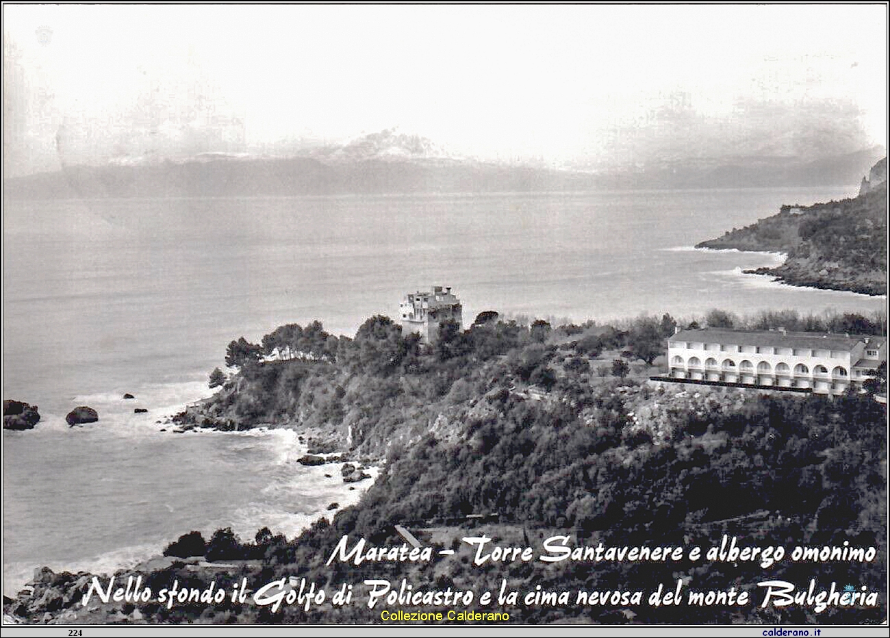 Cartolina - Torre Santavenere e albergo omonimo. Nello sfondo il Golfo di Policastro e la cima nevosa del Monte Bulgheria - Ed. Mario Brando.jpg