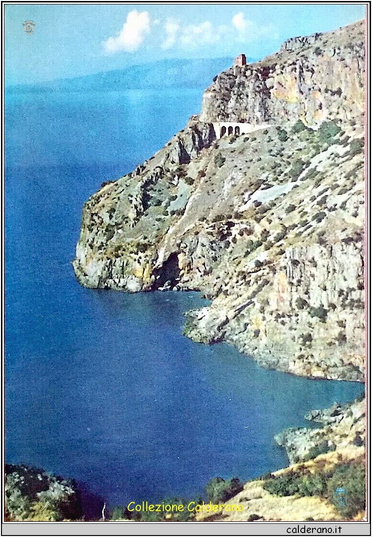 Costa Tirrenica della Lucania - Il grandioso strapiombo di Punta delle Grive con l'antica Torre - Cartolina 1960.jpg